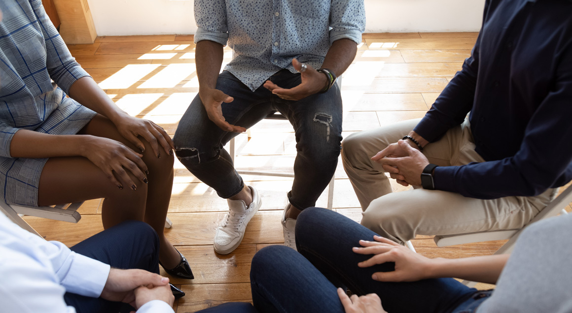 Article Diverse Group Talking02