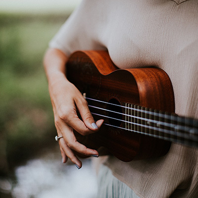 Woman guitar 400x400
